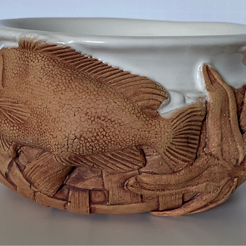 Charlestowne Porcelaine Art Pottery Bowl Leo and Karin Villarom Fish Theme White - Picture 7 of 15